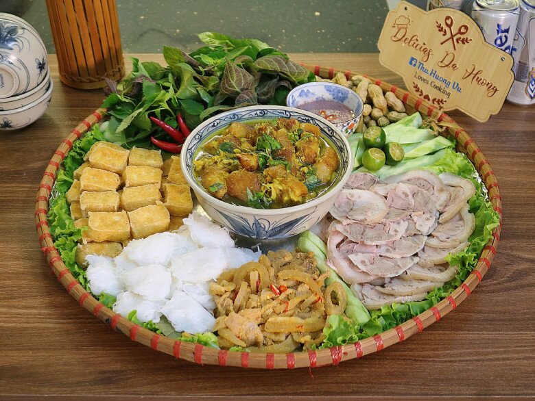 Một mẹt bún đậu thập với nhiều món ăn kèm hấp dẫn như thịt chân giò luộc, thịt chua, giả cầy, lạc luộc.