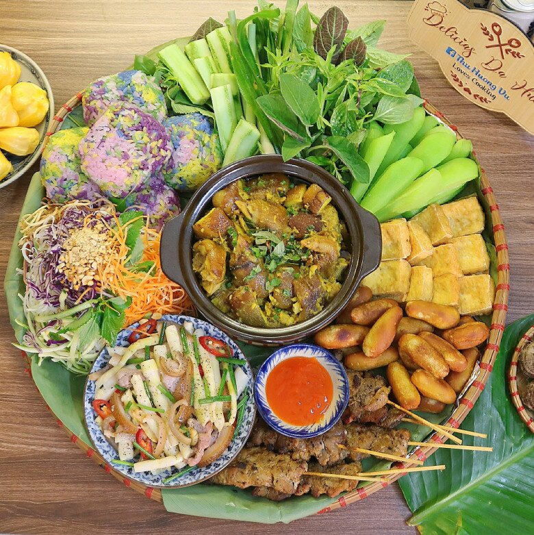 Mẹt này gồm các món: Giả cầy, thịt nướng xiên, măng trúc xào thịt bê, nộm, xôi ngũ sắc, khoai lang kén, đậu rán, su su luộc, rau thơm, dưa chuột.