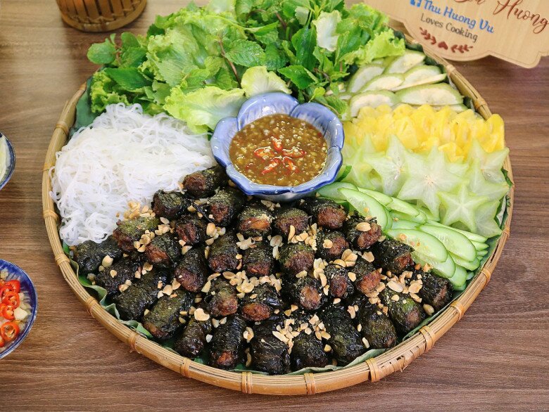 Mẹt này gồm chả bò lá lốt cuốn với bún và các loại rau thơm củ quả.