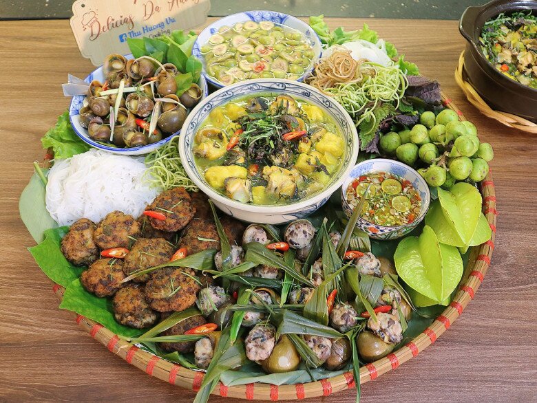 Mẹt gồm nhiều món ốc hấp dẫn như chả ốc, ốc hấp gừng, canh chuối ốc đậu, ốc luộc...
