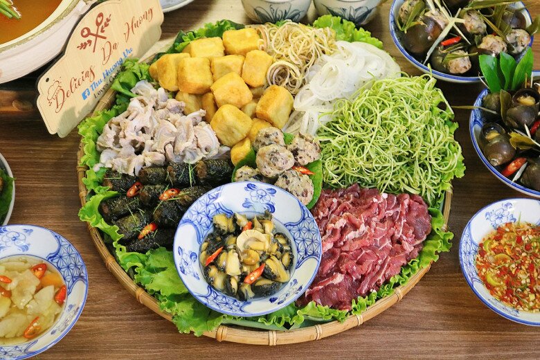 Một mẹt lẩu riêu cua ốc với thịt bò, sườn sụn, đậu rán, chả lả lốt, ốc.
