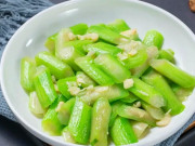 Bếp Eva - Suốt ngày xào mướp vẫn cứ thâm đen, chỉ cần thêm bước này, mướp giữ màu xanh như ngọc, cực ngọt thơm