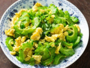 Bếp Eva - Làm mướp đắng xào trứng, cho trứng hay mướp vào trước để món ăn ngon, giòn và bớt đắng?