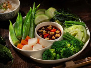 Bếp Eva - Luộc rau củ quả thập cẩm thì cho vào nồi cùng một lúc hay luộc lần lượt, đầu bếp nói nhiều người làm sai bảo sao không ngon