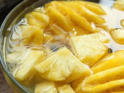 Bếp Eva - Dứa gọt xong đừng có ăn ngay, cho vào ngâm cùng thứ này đảm bảo không bị rát lưỡi lại còn ngọt hơn
