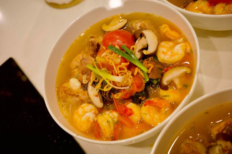 Bát bún tôm hoàn chỉnh tỏa hương thơm ngạt ngào với nước dùng ninh từ đầu tôm, vỏ tôm và sườn ngọt tự nhiên, hòa quyện cùng vị chua nhẹ của cà chua và nấm hương.