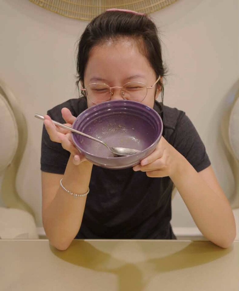 Thành quả nấu nướng của mẹ Diệp Chi nhận được sự ủng hộ nhiệt tình từ con gái. Cô bé Sumo hào hứng ăn hết vèo bát xôi ú ụ, khiến nữ BTV hạnh phúc cảm thán: Mẹ can không cho ăn thêm bát nữa. Trộm vía nuôi con nhàn quá!