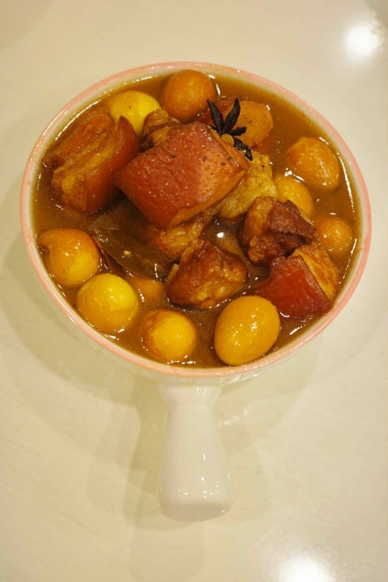 Tô thịt ba chỉ kho trứng cút sánh quyện, hấp dẫn vô cùng. Cho lá nguyệt quế và hoa hồi vào kho cùng thịt và trứng, thơm lắm. Nhìn thôi đã thấy tăng cân rồi, nữ MC hào hứng tiết lộ bí quyết giúp món kho thêm phần dậy mùi.
