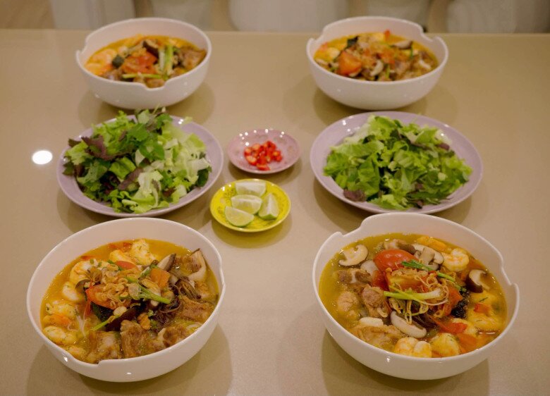 Mâm bún tôm đầy đặn kèm rau sống tươi xanh, chanh ớt và chả lá lốt rán giòn ăn kèm cực hợp vị. Nữ MC tự hào khoe con gái Sumo sau khi thưởng thức xong đã phát biểu một câu xanh rờn: Ăn xong no đến mai!