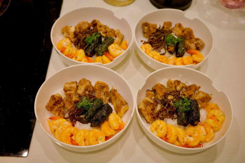 Mỗi tô bún trước khi chan nước dùng đều được xếp lớp đầy đặn topping từ tôm ngọt thịt, sườn đậm đà đến mộc nhĩ và chả lá lốt thơm lừng.