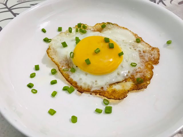 Nếu không biết cách phần trứng ốp la thường bị cháy sém và không tròn trịa. 