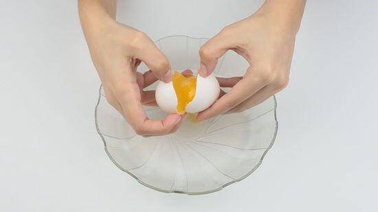 Làm trứng ốp đừng cho luôn vào chảo, thêm một bước nữa, trứng không bị cháy viền hay dính sát - 2