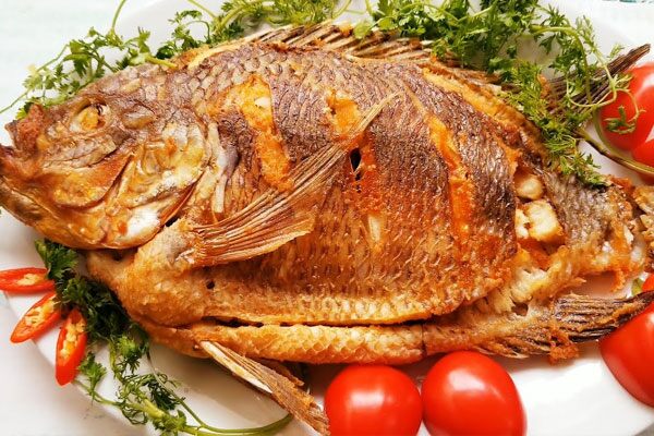 Rán cá nhớ xoa thứ này lên đảm bảo con nào cũng vàng ươm, ngoài giòn tan, trong mềm mọng lại chẳng nát - 1