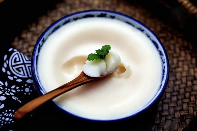 Rán mỡ lợn, người sành ăn đổ thêm bát nước này vào, mỡ cứ trắng như tuyết lại thơm phức, tóp giòn tan - 1