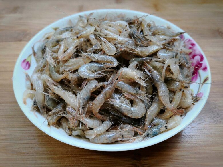 Rang tôm bao năm giờ mới biết không cần cầu kỳ, chỉ cho 2 thứ này tôm cực giòn ngon lại có màu đỏ hấp dẫn - 1