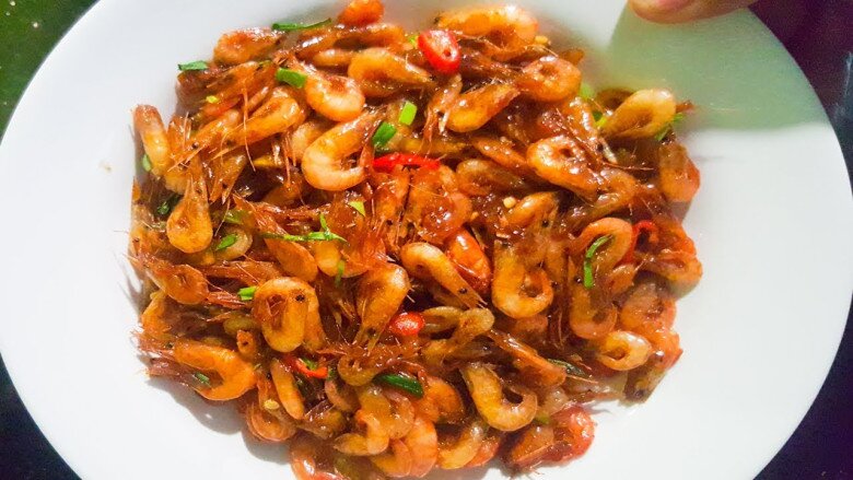 Rang tôm bao năm giờ mới biết không cần cầu kỳ, chỉ cho 2 thứ này tôm cực giòn ngon lại có màu đỏ hấp dẫn - 3
