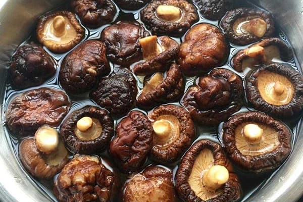 Rửa nấm hương khô dùng nước nóng hay lạnh mới chuẩn? Không ngờ đến giờ tôi mới biết cách làm chuẩn - 3
