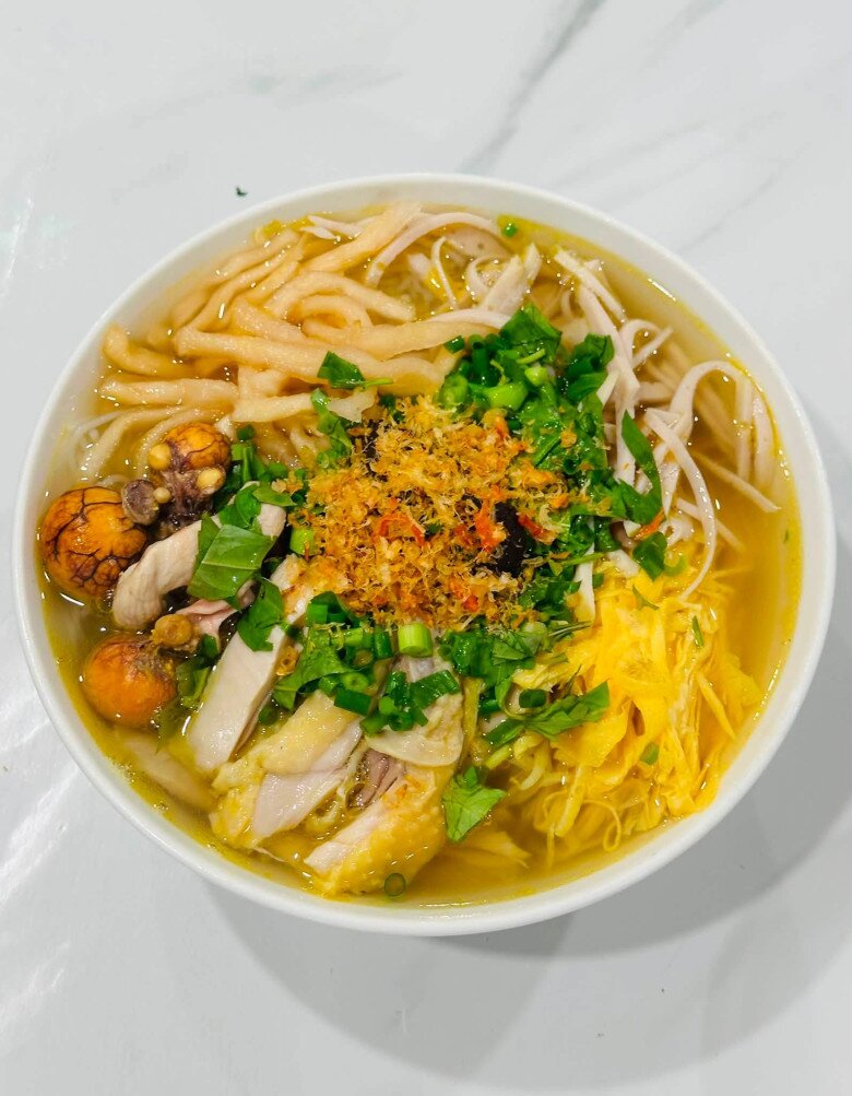 Bát bún thang thành phẩm vô cùng bắt mắt với sự kết hợp hài hòa của các màu sắc và đầy đủ các loại topping bổ dưỡng.