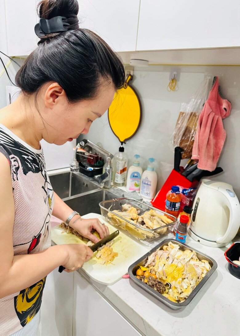 Siêu mẫu Việt mang thai lần 4 được cả nhà chồng chiều: Gia đình amp;#34;Master Chefamp;#34; từ bố mẹ chồng, em chồng nấu ngon đỉnh - 4