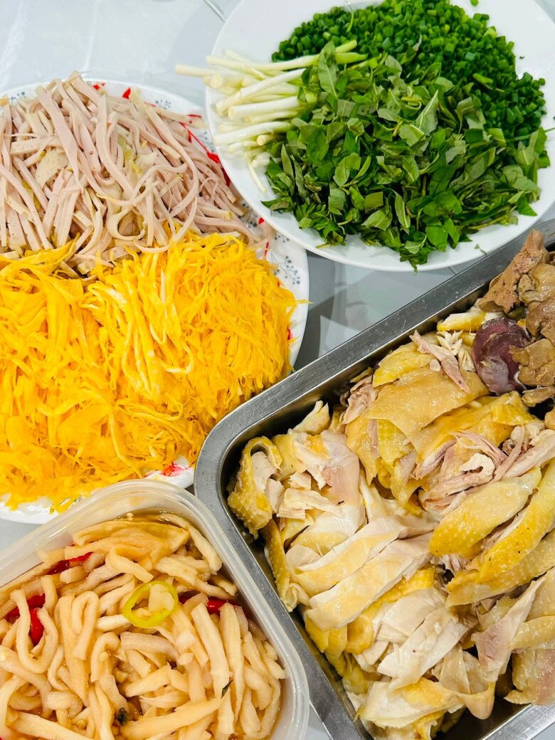 Em chồng của siêu mẫu Hạ Vy đích thân đứng bếp, tỉ mẩn thái thịt gà để chuẩn bị cho bữa ăn thịnh soạn. Các nguyên liệu đặc trưng của món bún thang Hà Nội như giò lụa, trứng tráng, thịt gà được thái chỉ nhỏ sợi vô cùng khéo léo và đẹp mắt.