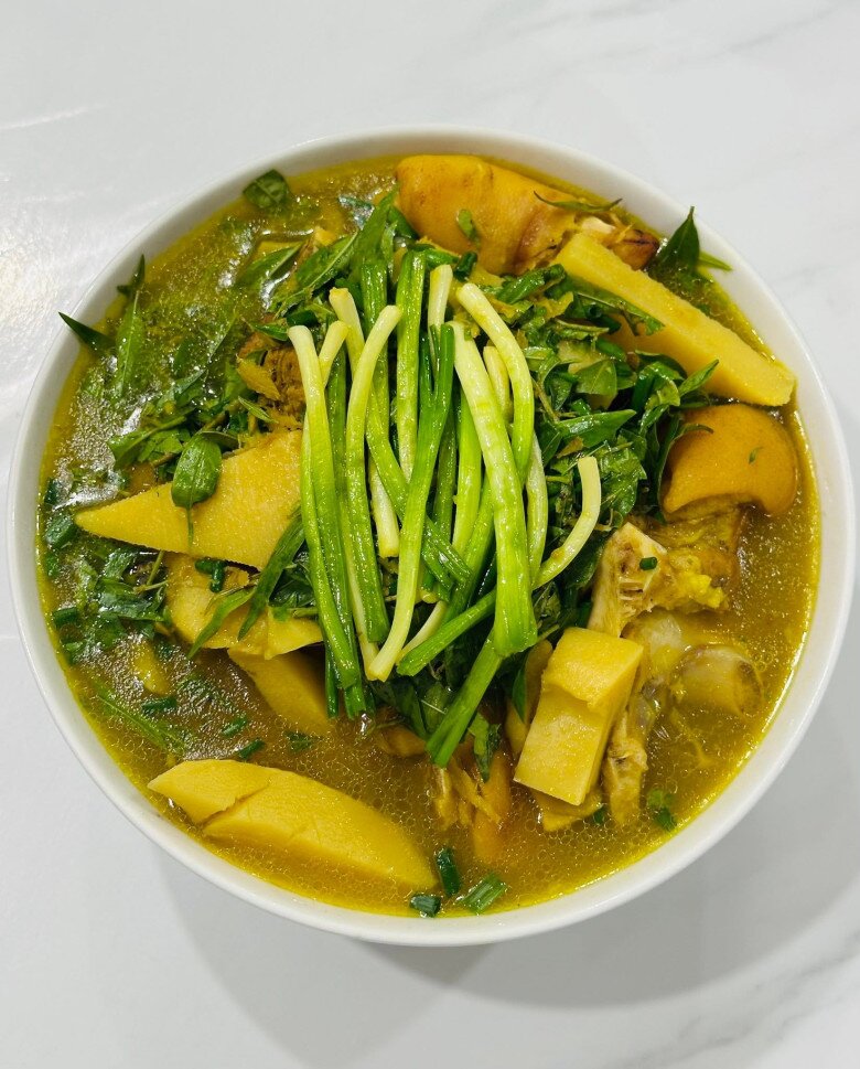 Cô phải thốt lên: Phải nói nồi giả cầy nấu măng ngon bá đạo, ngon xuất sắc, ngon khó tả luôn ý. Mình có thể bỏ thịt mỡ, bỏ các loại da đã mấy chục niên nay nhưng riêng chân giò thì mình thích em nó nhất nhần nhân, nên béo kệ, mai giảm cân sau. Chén nó thôi nào!