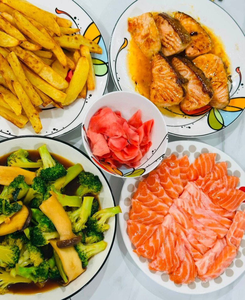 Một bữa ăn khác giàu dinh dưỡng với cá hồi sốt chanh leo, sashimi tươi rói, rau và nấm xào, khoai tây chiên do chính tay em chồng thực hiện khi chị dâu alo nhờ đi làm về sang nấu giúp. Hạ Vy sung sướng thổ lộ: Được chiều lắm mà nên là cô em chồng mình OK ngay. Khà khà khà, thế là mình và cả nhà được ăn ngon. Bầu mà ăn cá hồi thì nhất quả đất luôn rồi.Còn đây là phần thưởng dành cho cô sau 5 tiếng cặm cụi của bố chồng.