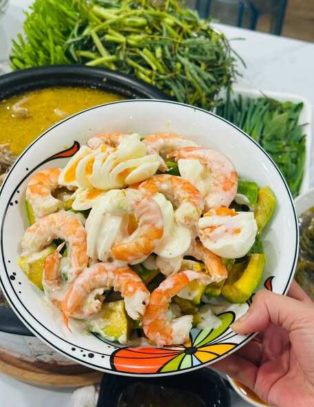 Siêu mẫu Việt mang thai lần 4 được cả nhà chồng chiều: Gia đình amp;#34;Master Chefamp;#34; từ bố mẹ chồng, em chồng nấu ngon đỉnh - 11