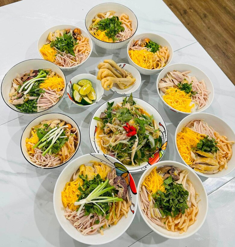 Bàn ăn tươm tất với hàng chục bát bún thang và đĩa nộm gà đầy đặn, thể hiện sự chu đáo và tình cảm ấm áp của nhà chồng siêu mẫu.