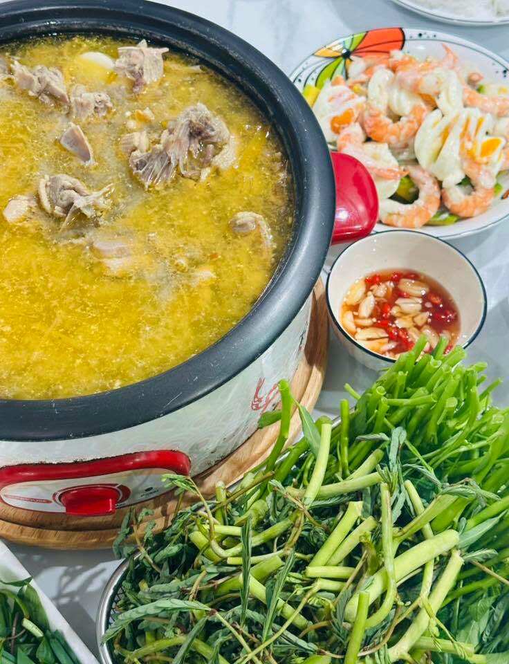 Một bữa ăn quây quần của cả nhà, cũng được các thành viên gia đình chồng cùng nhau góp sức. Cô cho hay, món vịt nấu chao được thực hiện bởi ông nội của tụi nhỏ, salad tôm bơ do mẹ Linh của tụi nhỏ - chính là em chồng cô ra tay.