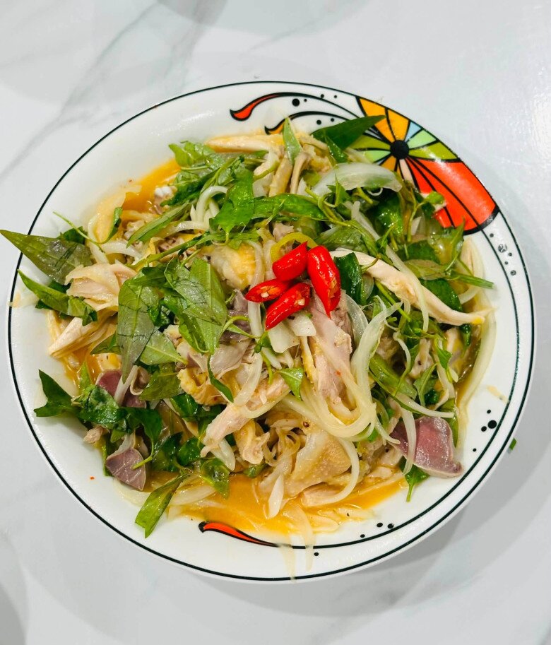 Món nộm gà xé phay với hương vị thanh nhẹ, chua ngọt hài hòa được gia đình chồng siêu mẫu thực hiện khéo léo nhằm thay đổi khẩu vị, giải ngấy.