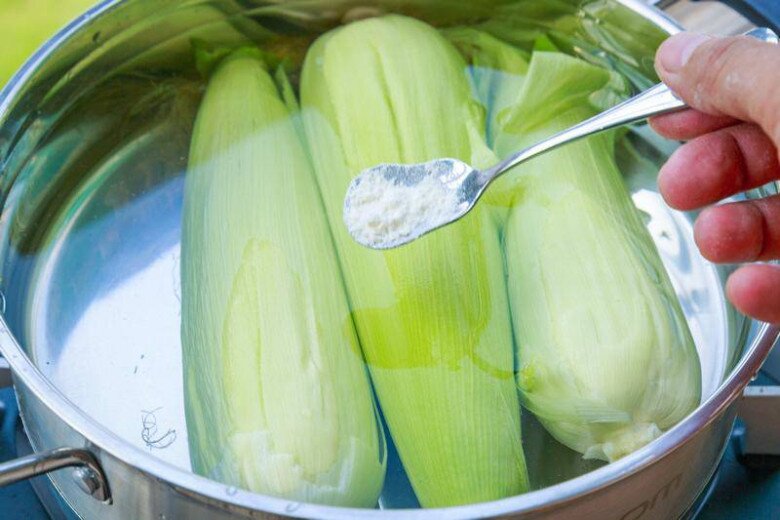 Tại sao ngày càng nhiều người không cho đường khi luộc ngô, thêm thứ này ngô càng mềm ngọt chẳng phải ai cũng biết - 4