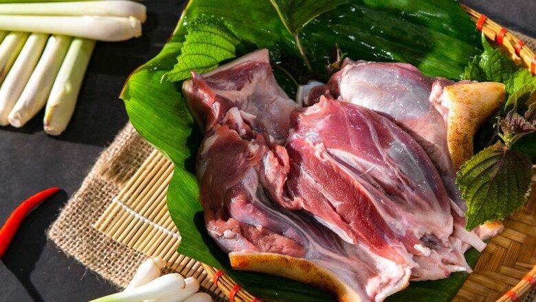 Thịt dê hay bị hôi khó ăn: Cách khử mùi hôi thịt dê cực đơn giản tại nhà - 1