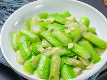 Suốt ngày xào mướp vẫn cứ thâm đen, chỉ cần thêm bước này, mướp giữ màu xanh như ngọc, cực ngọt thơm