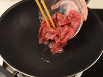 Ướp thịt bò chỉ cho muối là “hỏng bét”, cứ thêm 1 thìa này thịt cực mềm, người già trẻ nhỏ đều phải khen