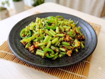 Ăn mãi mới biết rau này giàu canxi, đem luộc, làm nộm hay xào đều ngon giòn lại bổ, được ưa chuộng vào mùa hè