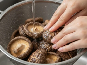 Rửa nấm hương khô dùng nước nóng hay lạnh mới chuẩn? Không ngờ đến giờ tôi mới biết cách làm chuẩn
