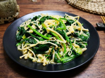 Bếp Eva - Hai rau này xào chung với nhau ăn ngon hơn cả thịt, nấu rất đơn giản mà tốt cho gan