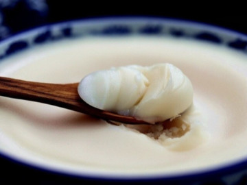 Rán mỡ lợn, người sành ăn đổ thêm bát nước này vào, mỡ cứ trắng như tuyết lại thơm phức, tóp giòn tan