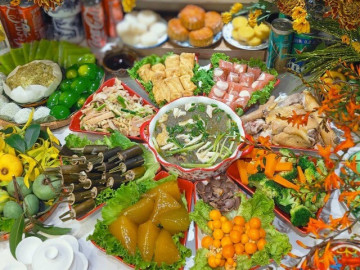 Chị em khoe mâm cỗ Rằm tháng 7 rực rỡ, mỗi mâm một vẻ nhưng đều khiến người xem xuýt xoa