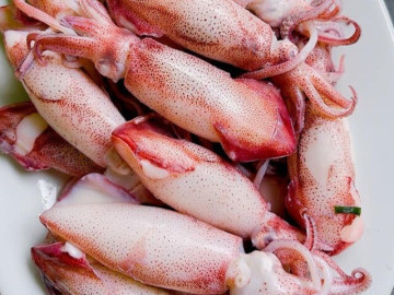 Luộc mực, người cho sả người lại thêm quất, đây là cách cực hay của dân biển giúp mực cực giòn ngon