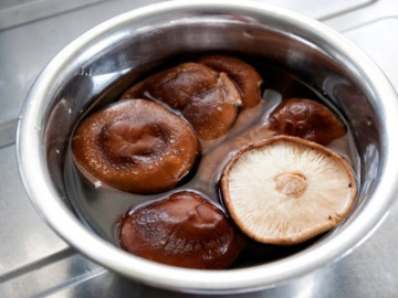 Rửa nấm hương khô dùng nước nóng hay lạnh mới chuẩn, điều bất ngờ là trước đây tôi toàn làm sai