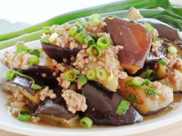 Xào cà tím hay bị thâm và ngán ngấy, làm điều này, cà vừa ngon, đẹp mắt lại không hút dầu