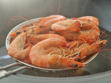 Luộc tôm nên cho vào nước lạnh hay nước sôi? Tùy loại mà cách làm sẽ khác nhau, tôm giữ được độ ngọt, săn chắc