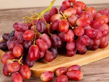 Rửa nho chỉ với nước chẳng khác nào không rửa, làm kiểu này quả nào cũng sạch bóng, ăn cả vỏ vẫn yên tâm