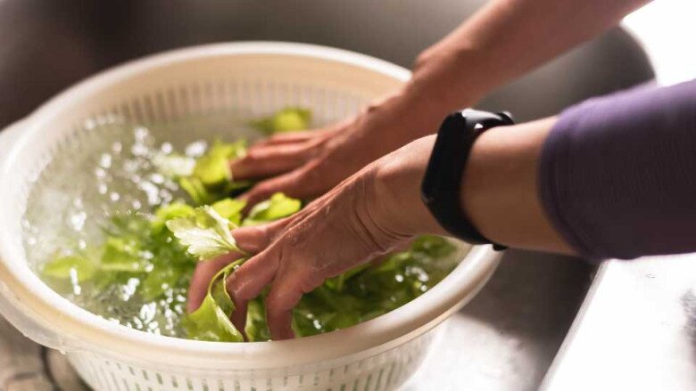 Xào rau cứ cho trực tiếp vào chảo là sai, thêm 2 bước nữa rau luôn xanh giòn, bóng mượt như ngoài hàng - 1