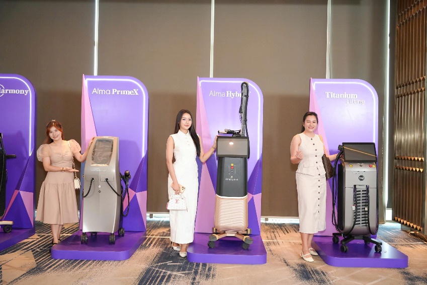Khách hàng check-in tại khu vực trưng bày công nghệ. Ảnh: Dermamed