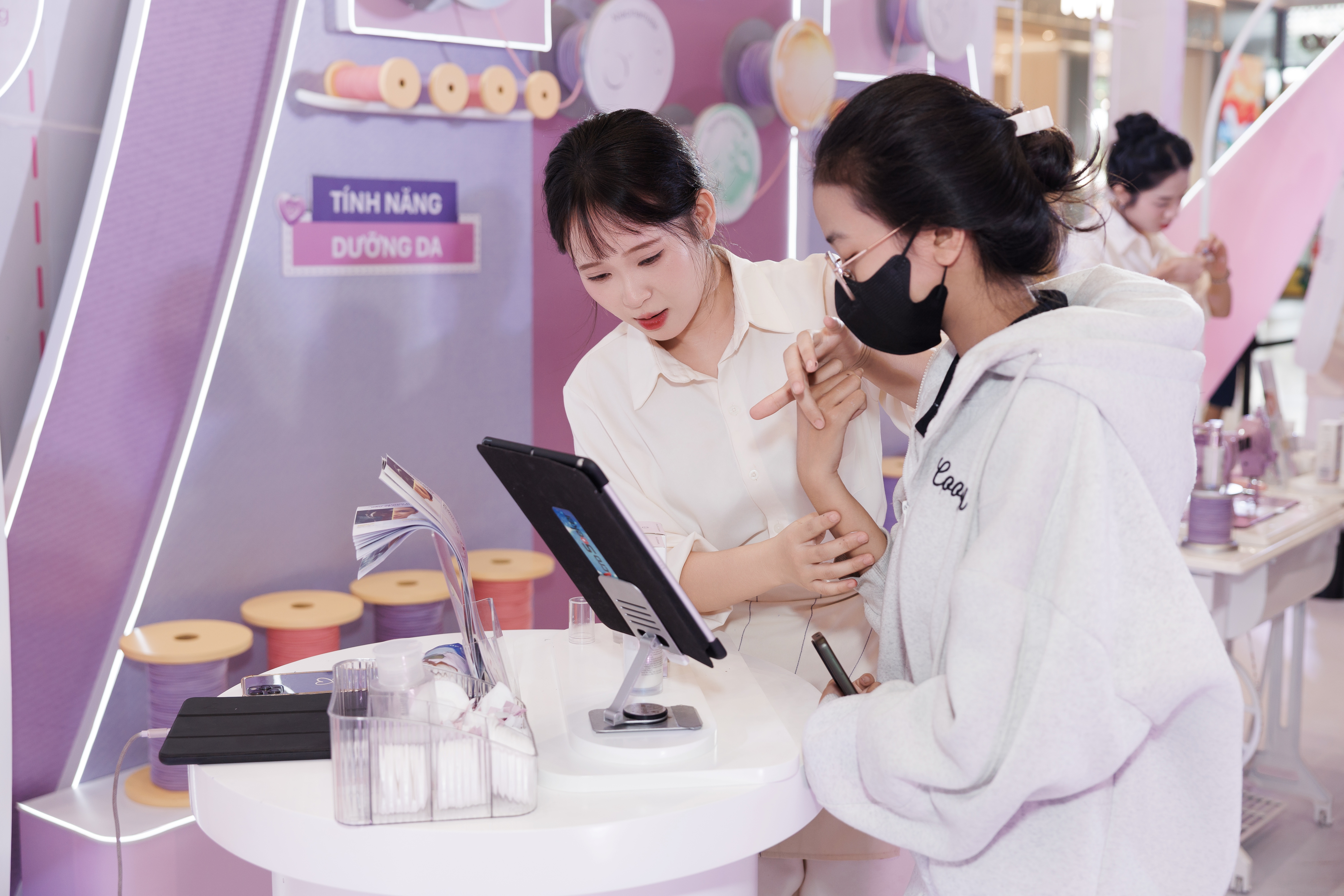 Khách tham quan trải nghiệm sản phẩm tại khu vực gian hàng của sự kiện.