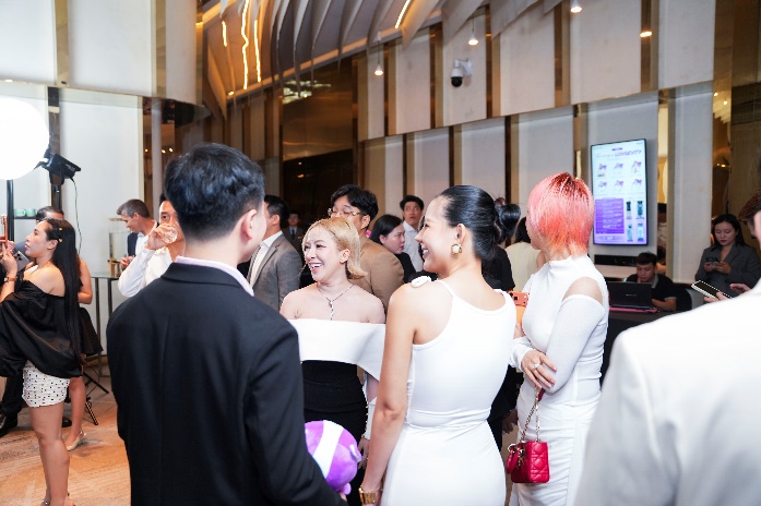 Không khí tại khu vực check - in sôi nổi. Ảnh: Dermamed