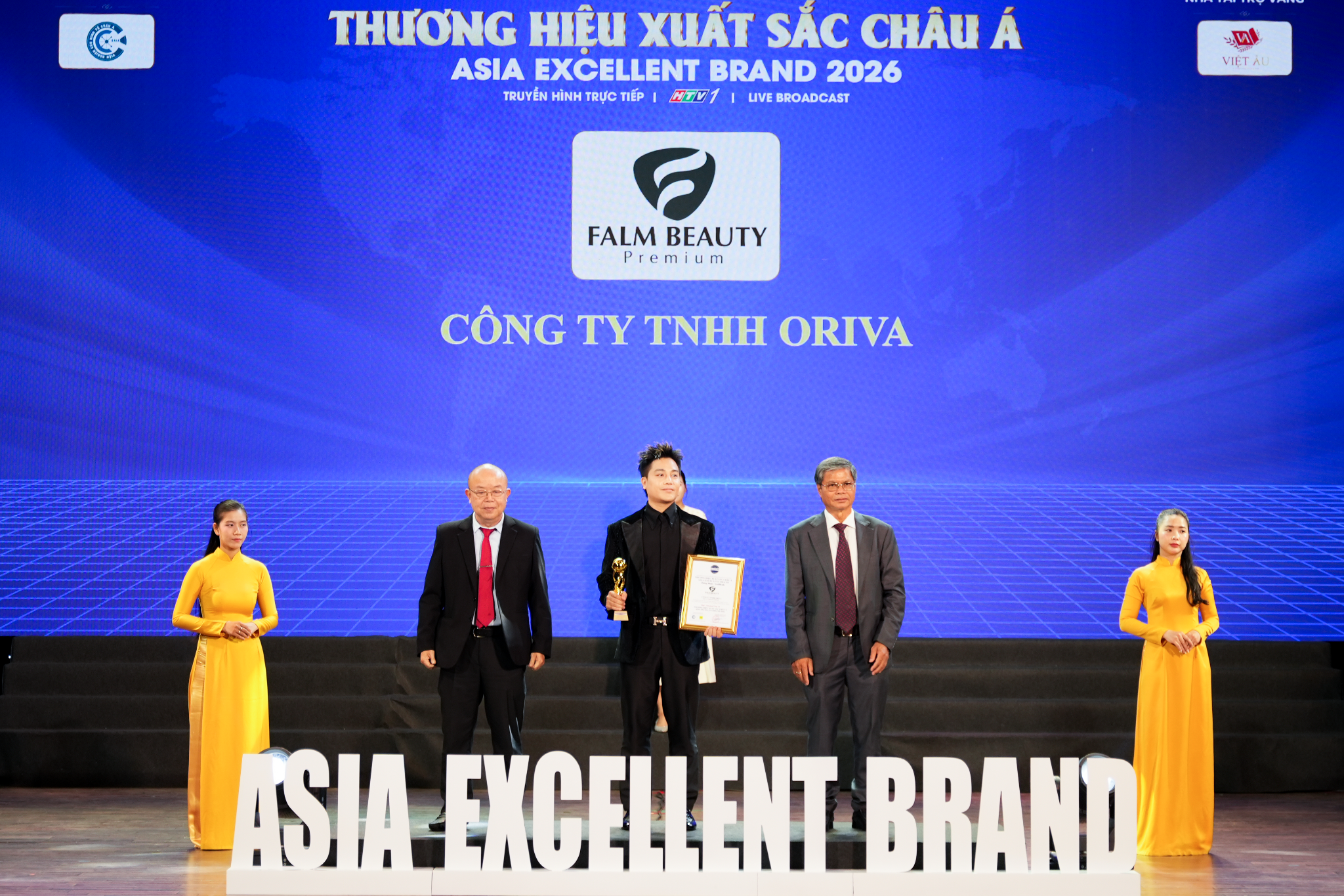 Đại diện Falm Beauty Premium nhận giấy chứng nhận amp; cúp Top 10 Thương hiệu xuất sắc Châu Á 2026