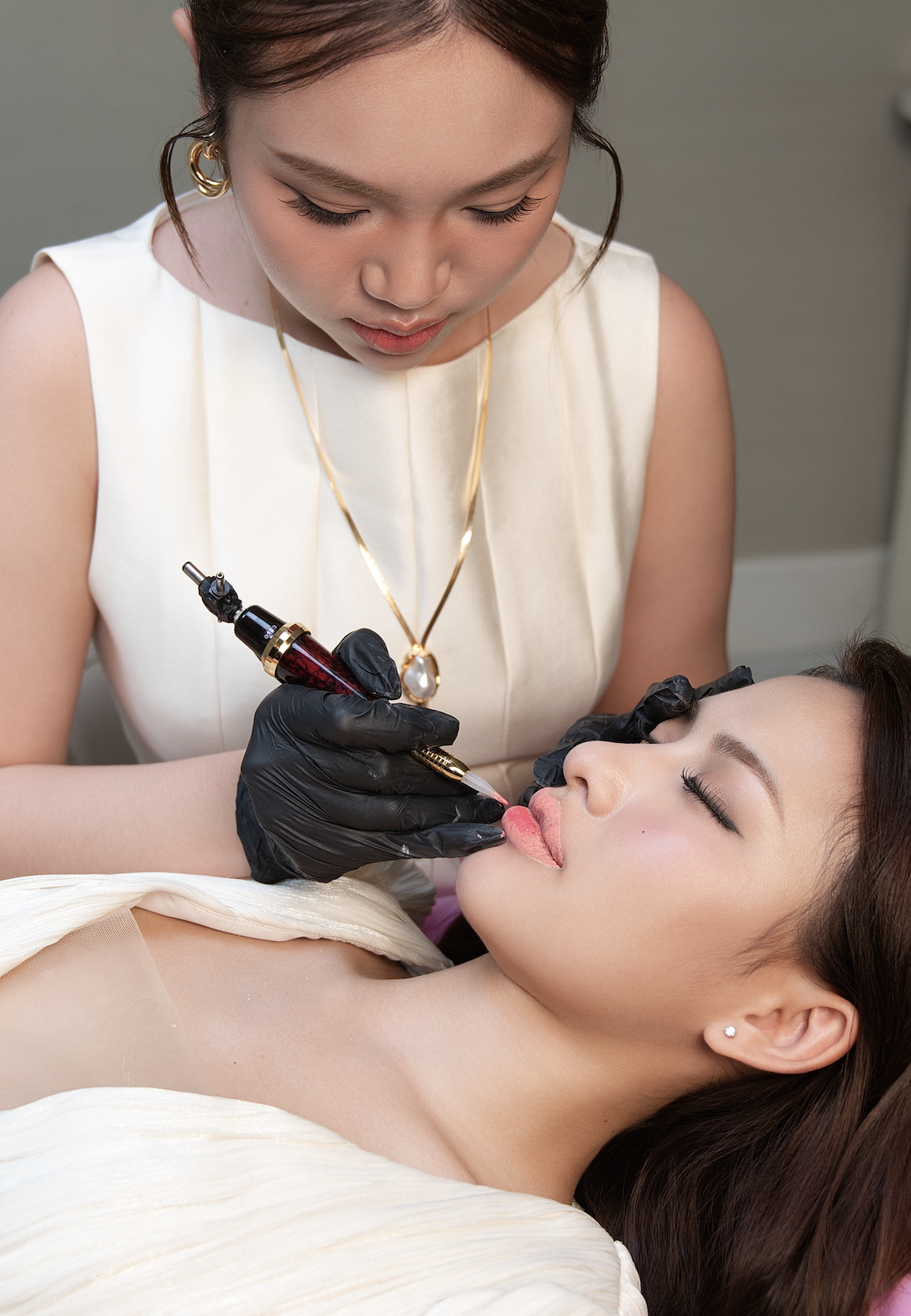 Kỹ thuật phun màu được thực hiện theo từng lớp nhằm kiểm soát sắc độ và tạo hiệu ứng môi mềm mại, tự nhiên